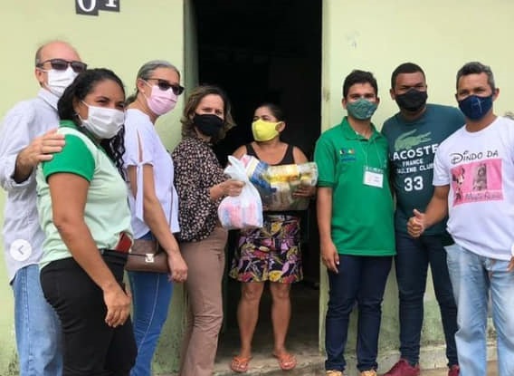 Prefeitura entregou 150 kits de cestas básicas e frango as familiares carentes do Conjunto Emília Borges