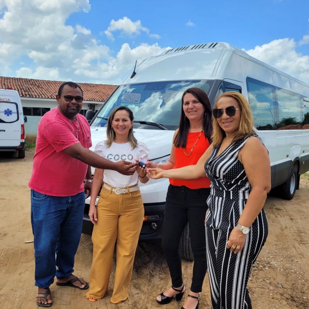 Secretaria de Educação recebe Van 0km de 21 lugares Secretaria de Educação recebe Van 0km de 21 lugares