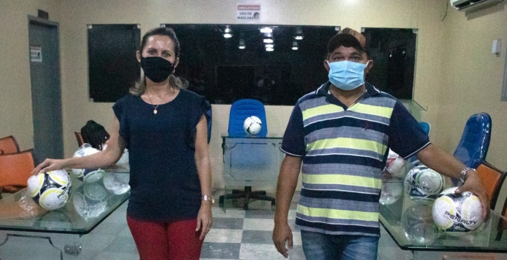 Prefeita Josilda se reuniu com presidentes de clubes de futsal distribuiu bolas  e falou sobre a valorização do esporte