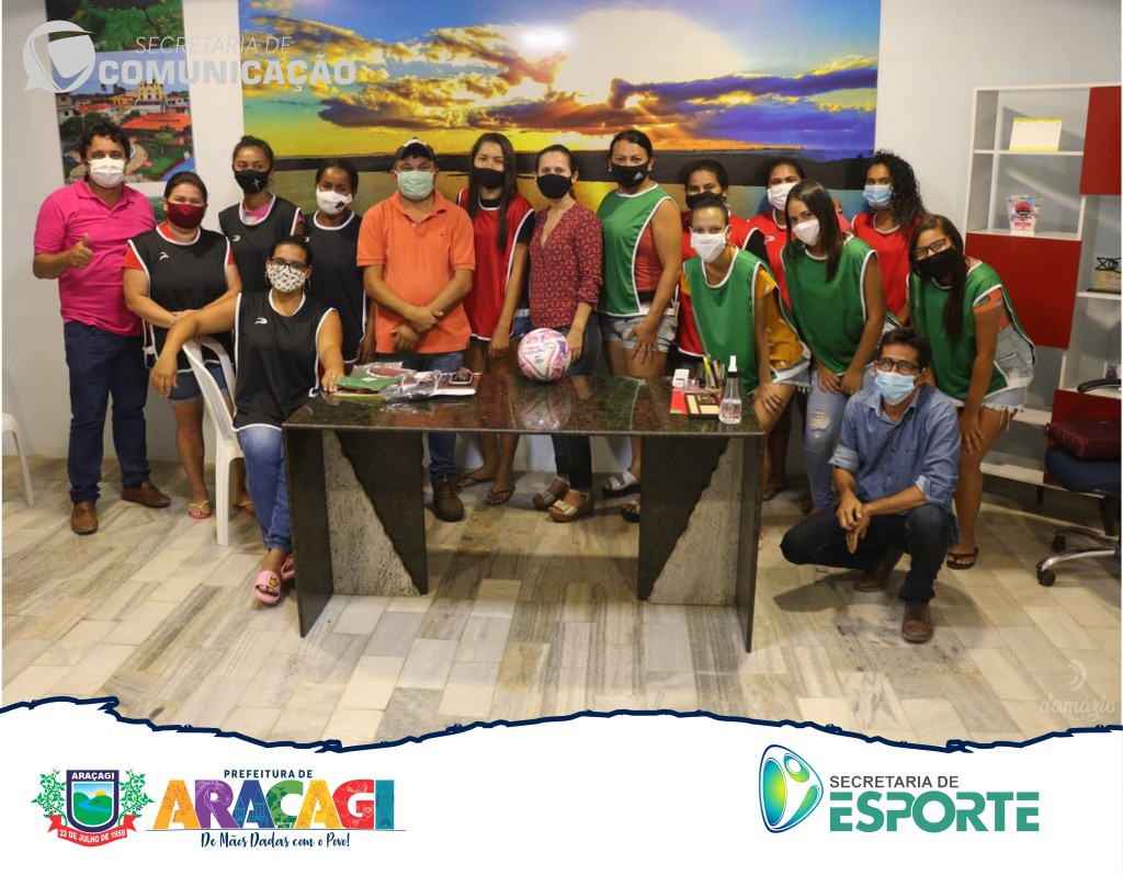 Prefeita Josilda Macena se reúne com jogadoras de futsal feminino entrega materiais esportivos Prefeita Josilda Macena se reúne com jogadoras de futsal feminino entrega materiais esportivos