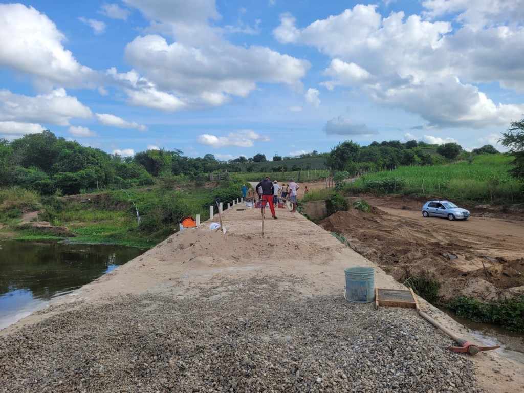 Prefeitura realiza a reforma da passagem molhada do sítio Pacheco Prefeitura realiza a reforma da passagem molhada do sítio Pacheco