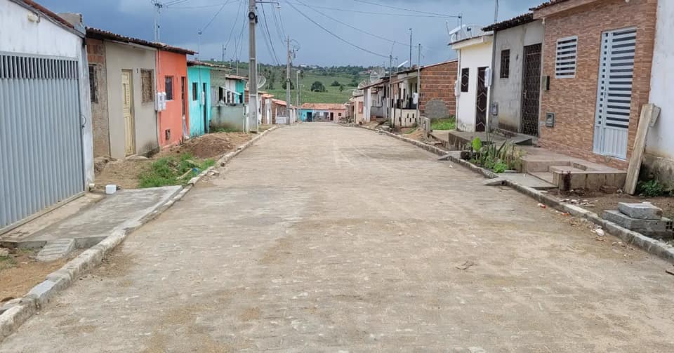 Prefeitura finaliza pavimentação da segunda rua do conjunto Emilia Borges e já inicia a terceira